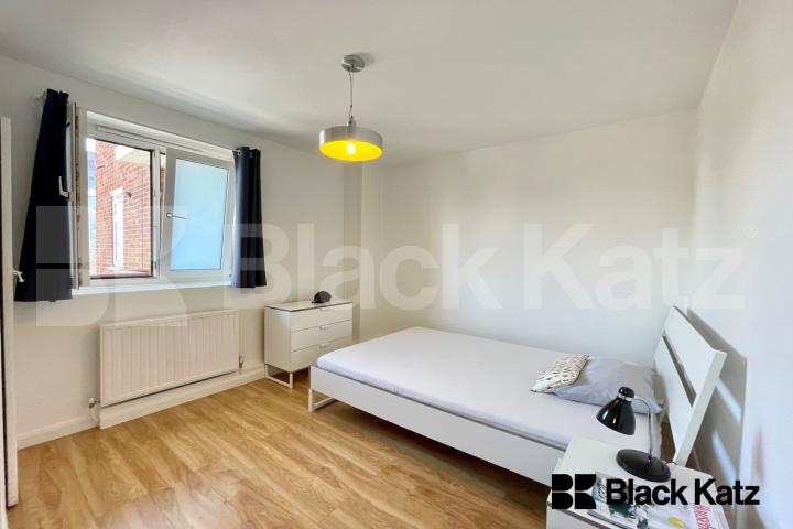 			Under Offer, 3 Bedroom, 1 bath, 1 reception Apartment			 Enid Street, Bermondsey